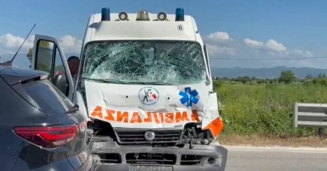 Aksident në aksin Fier-Lushnje/ Kamioni përplaset me ambulancën,
