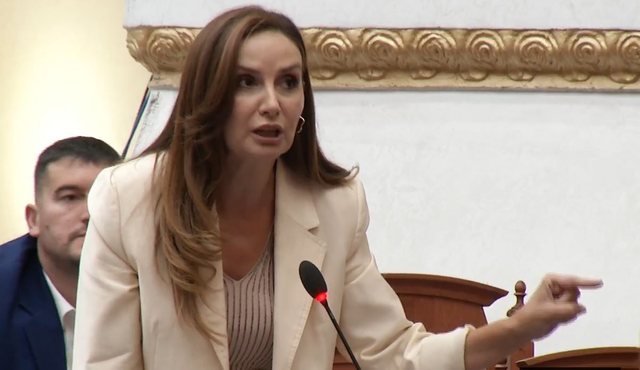 Tabaku sfid&euml; socialist&euml;ve: Qytetar&euml;t e kan&euml; me ju, jeni