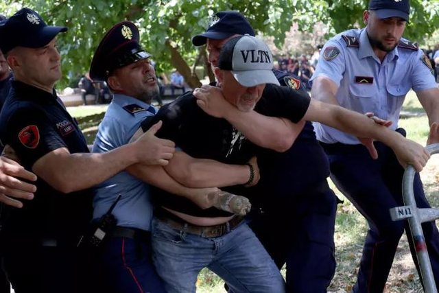 Protesta qytetare kundër Ramës, France 24: Tubimet janë kthyer