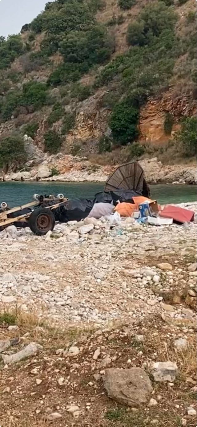 Turisti ngre alarmin: Varkat shkarkojn&euml; thas&euml; me mbeturina n&euml;