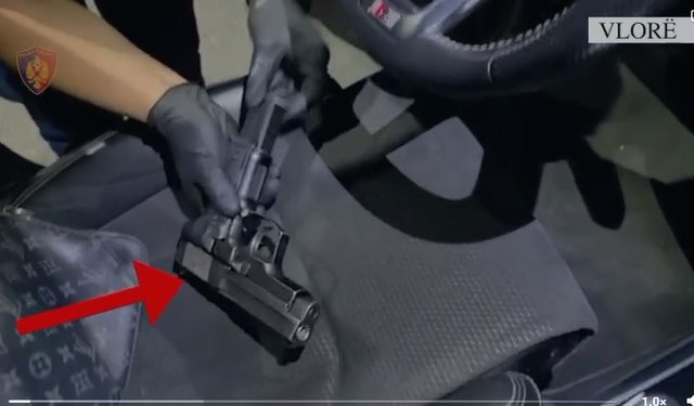 L&euml;vizte me arm&euml; dhe radio policie n&euml; makin&euml;, arrestohet i