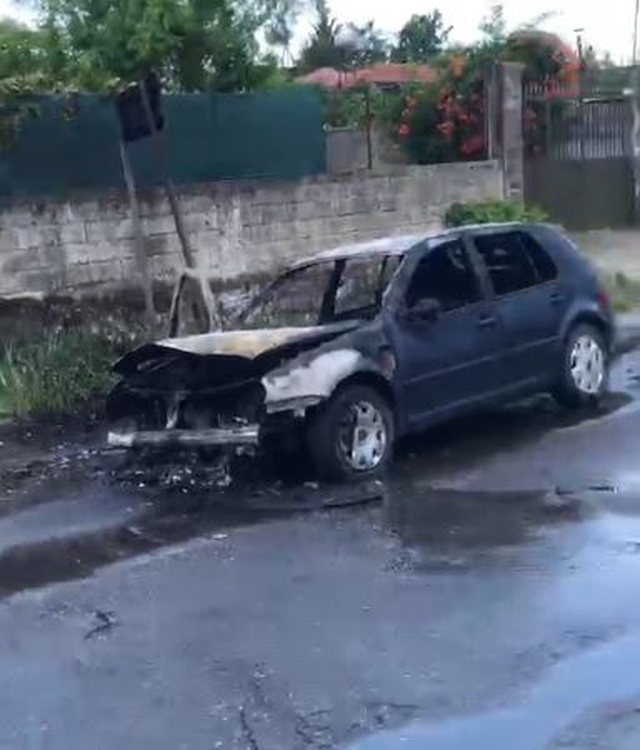 Përfshihet nga flakët një automjet në lëvizje në
