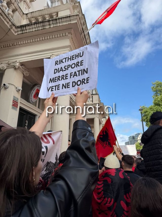 Diaspora në Londër ngrihet në protestë të fuqishme