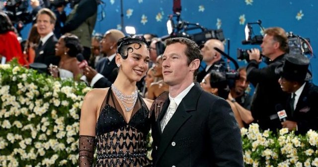 Met Gala 2025/ Dua Lipa shkëlqen me paraqitjen e saj, veshja e saj mori 2