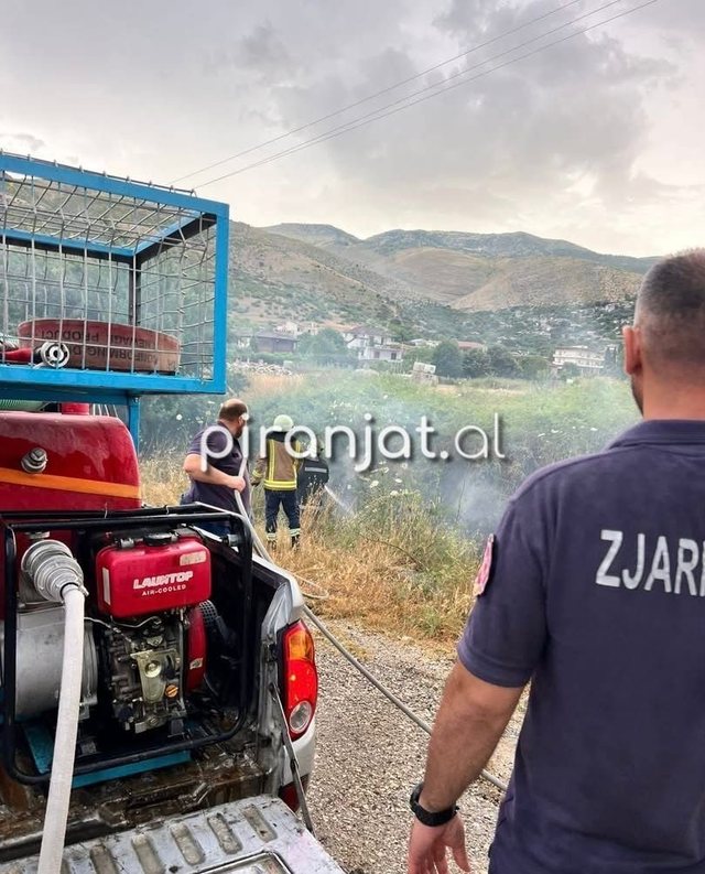 FOTO-LAJM/ Rrufet&euml; shkaktojn&euml; zjarr n&euml; Dropull. Moti i keq