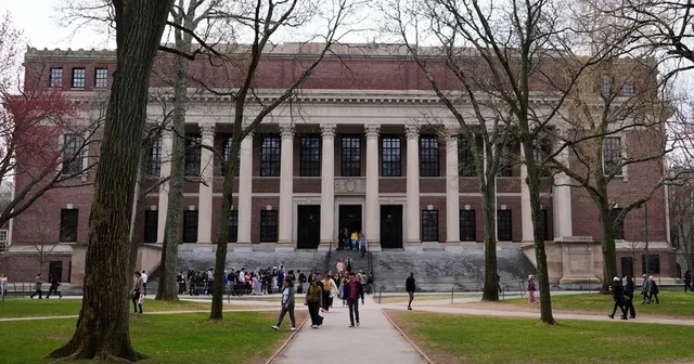 Administrata e Donald Trump-it i revokon Universitetit