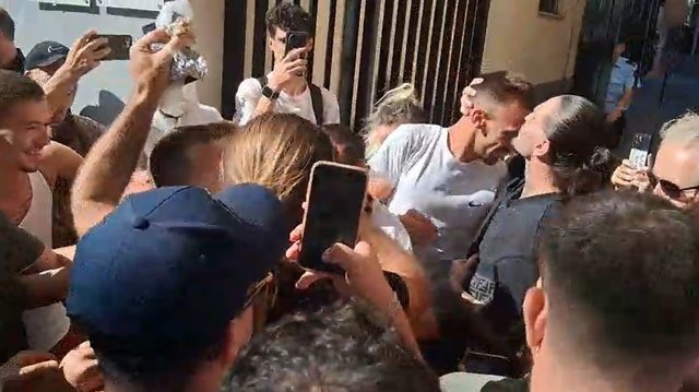 Lirohen protestuesit e arrestuar t&euml; enjten, miqt&euml; i presin me ovacione