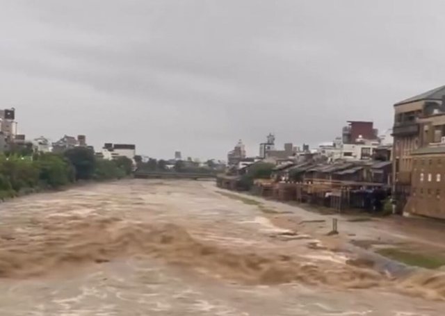 Stuhit&euml; tropikale rrezikojn&euml; Japonin&euml;, anulohen mbi 100 fluturime