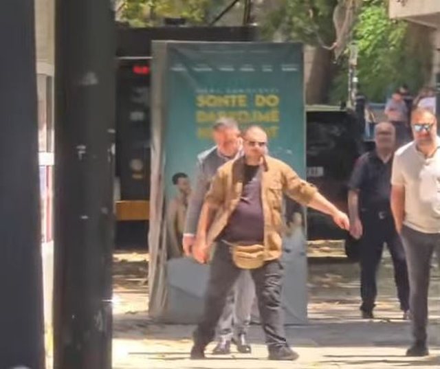 “O tradhtarët e kombit!”/ Protestuesit i zënë