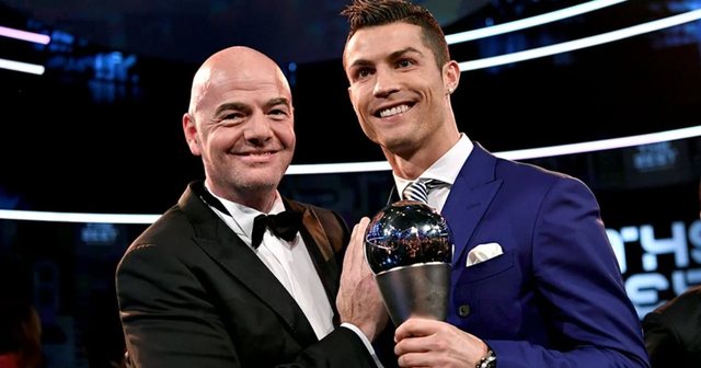 Infantino feston me Ronaldon, urimi special i numrit një të FIFA-s
