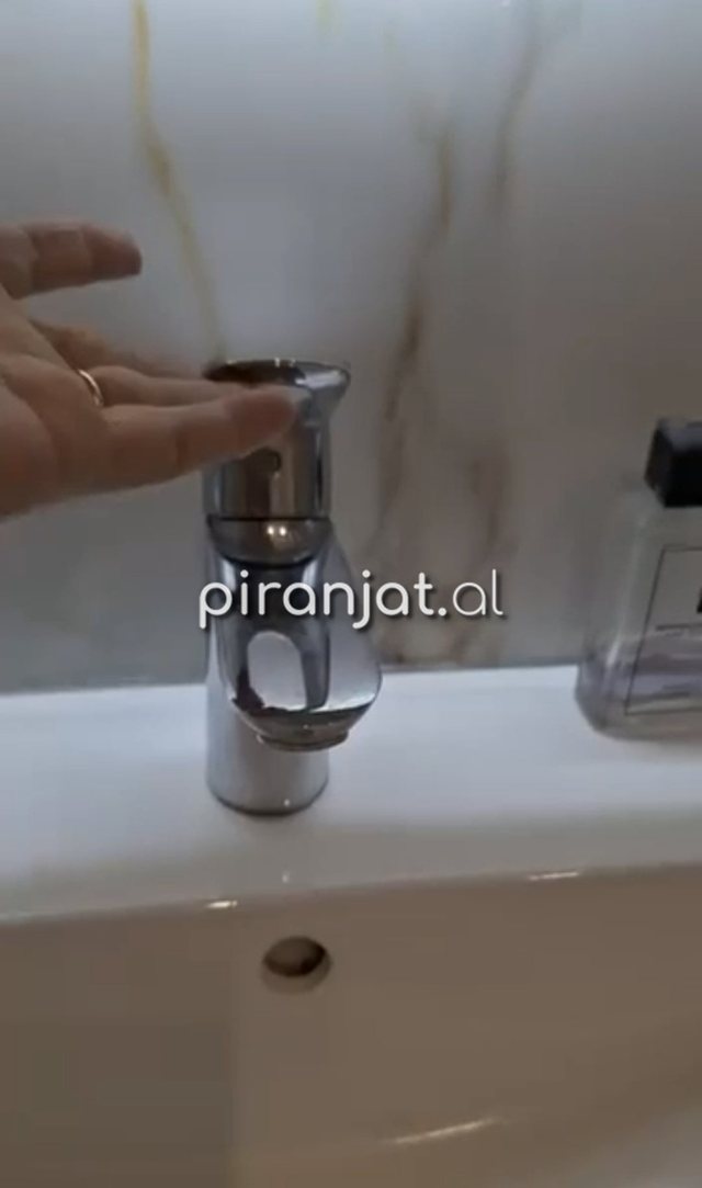 Banor&euml;t e Vlor&euml;s denoncojn&euml; munges&euml;n e ujit: Na e
