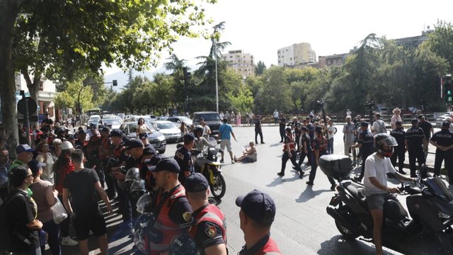 Tensionet gjat&euml; tubimit para Kuvendit, Policia shoq&euml;ron 12 protestues