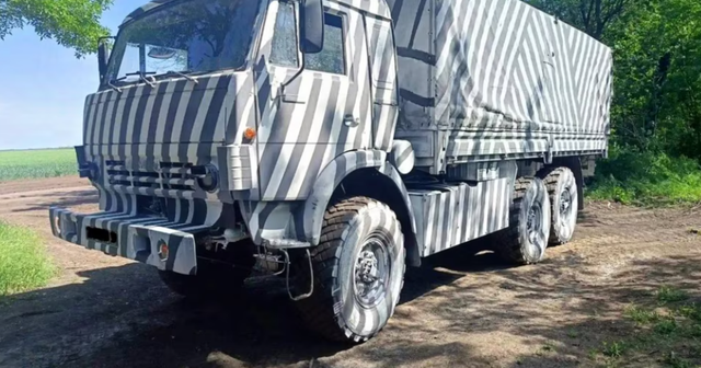 Kamion&euml;t zeb&euml;r/ Analiza: Pse Rusia po p&euml;rdor kamuflazh n&euml;