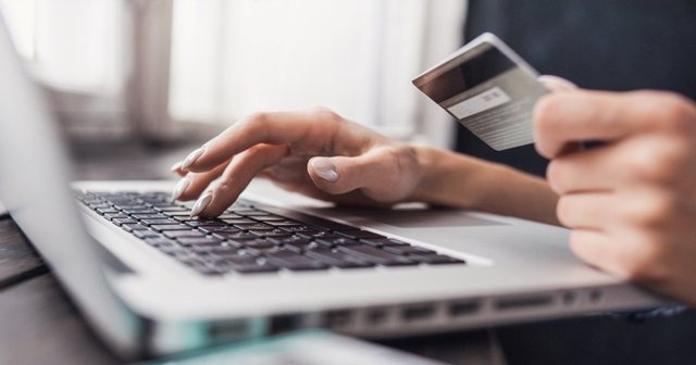 Mashtrimet online në Kosovë/ REL: Shitësit online në