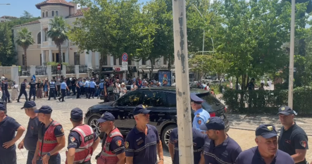 Qytetarët sulmojnë me vezë deputetët në nisje të