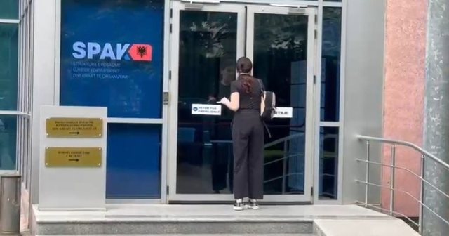 Skandali i AKSH-it/ Mirlinda Kar&ccedil;anaj paraqitet s&euml;rish n&euml; SPAK