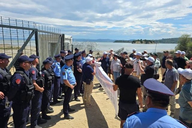 P&euml;rplasja me banor&euml;t n&euml; protest&euml;n e Zv&euml;rnecit, u hiqet