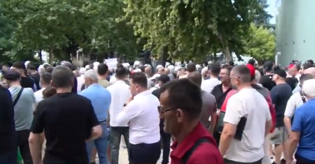 “Erion Braçe bib*lushi, la la la la”, protestuesit nisen