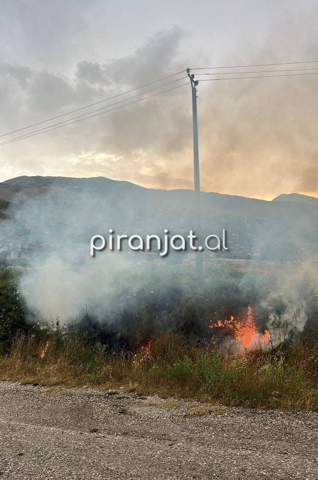 FOTO-LAJM/ Rrufet&euml; shkaktojn&euml; zjarr n&euml; Dropull. Moti i keq