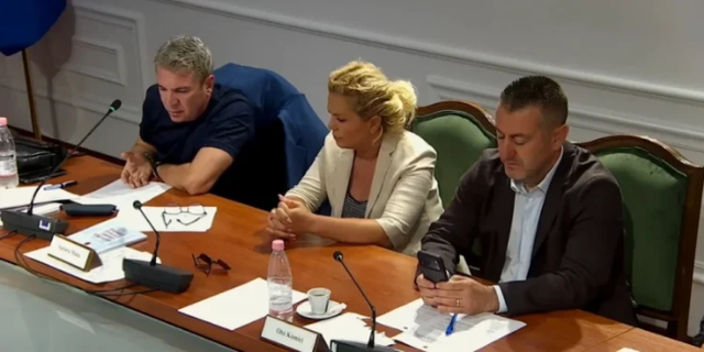 &ldquo;E gjete lepurin n&euml; ferr&euml;?&rdquo;, Gjiknuri p&euml;rplaset me