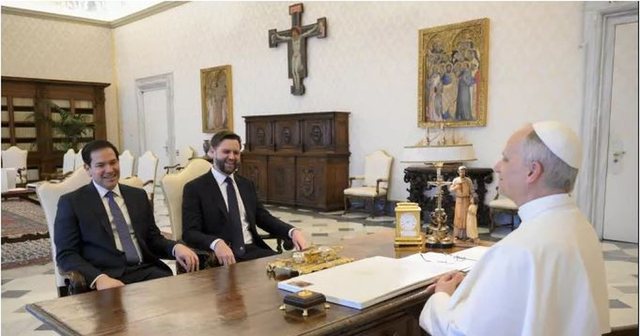 JD Vance, takim me Papa Leonin XIV në Vatikan, i dorëzon ftesën