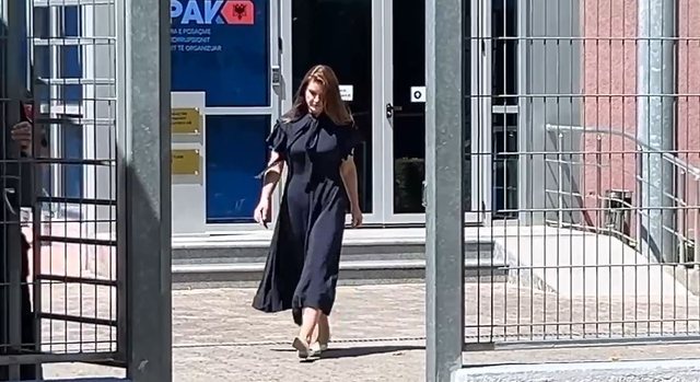 Ajola Xoxa e pushoi sapo kërkoi rritje rroge, Adela Kondakçiu
