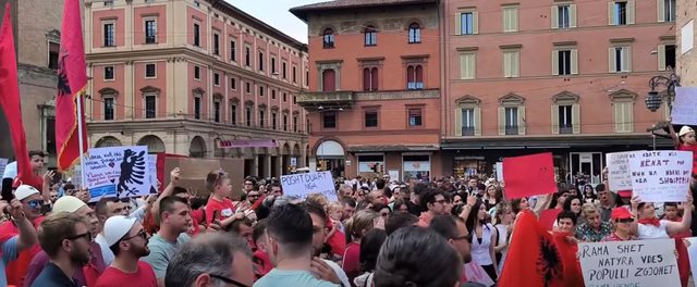 Protesta e shqiptarëve merr përmasa të jashtëzakonshme,