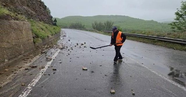 Rrëshqitje gurësh nga reshjet e shiut në Rrugën e Arbrit,