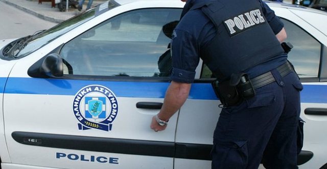 Grabiti një makinë dhe disa banesa, arrestohet në plazhin grek