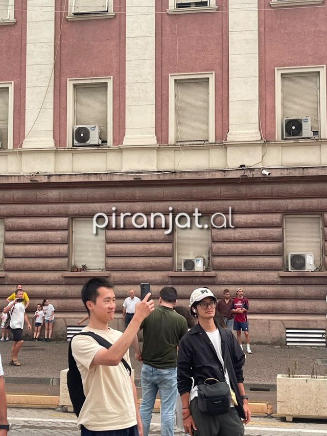 FOTO-LAJM/ Rama tha se protesta po frikëson dhe largon turistët, ata