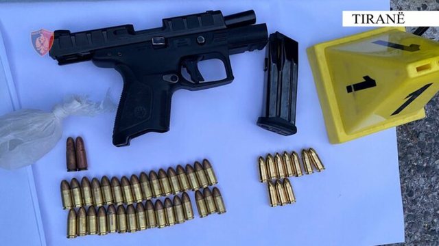 EMRI/ Plagosi dy persona në Paskuqan, arrestohet pas dy javësh