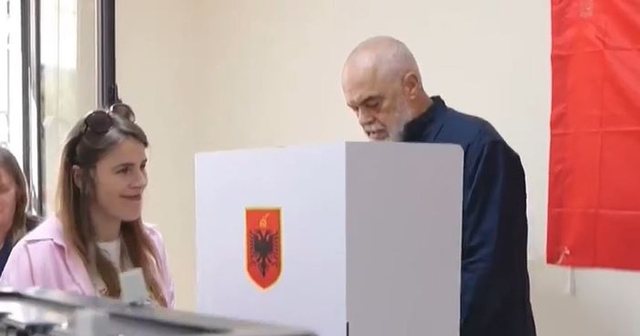 FOTO/ Kryeministri Rama voton së bashku me bashkëshorten