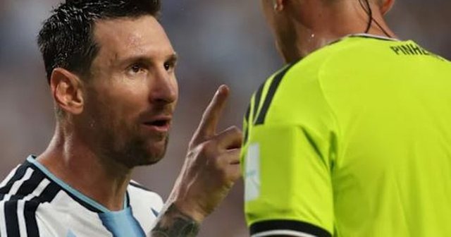 Angli-Argjentinë, polemika për arbitrin/ Mediat angleze: Messi mori