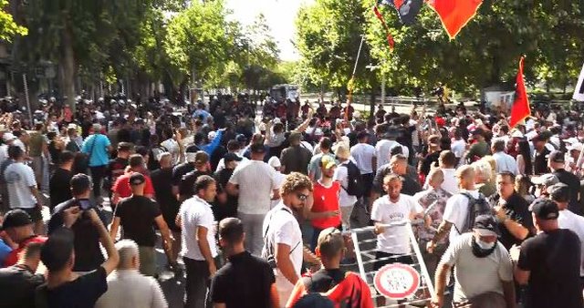 Përplasje me policinë, protestuesit heqin një prej gardheve