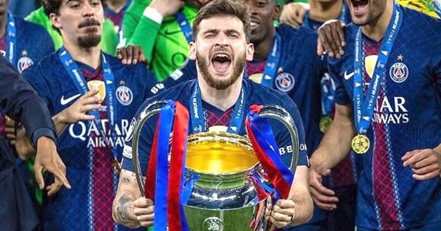 Kvara vler&euml;sohet si &ldquo;Lojtari m&euml; i mir&euml;&rdquo; i  Champions