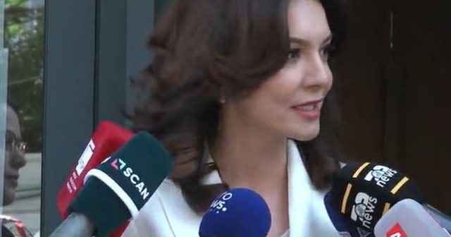 Voton kryeparlamentarja Elisa Spiropali së bashku me bashkëshortin: