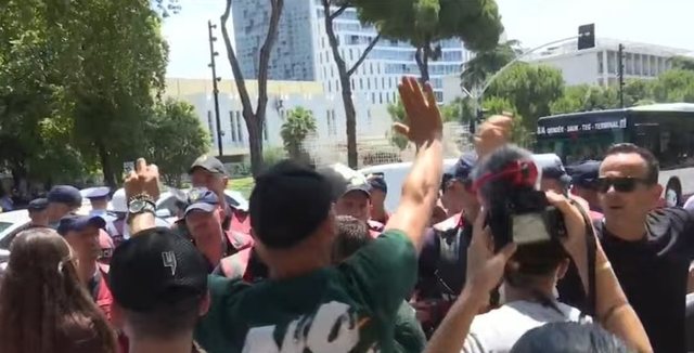 Protestuesit zhvendosen drejt Ministrisë së Brendshme, përplasje