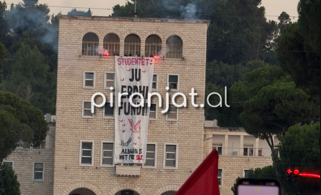 Student&euml;t &ldquo;ndezin&rdquo; Politeknikun! Banderol&euml; gjigande dhe