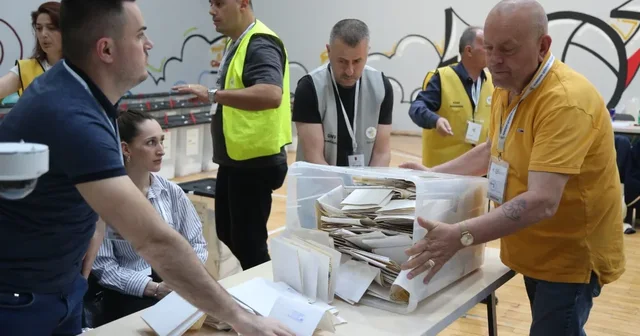 Përplasje në një qendër numërimi votash në