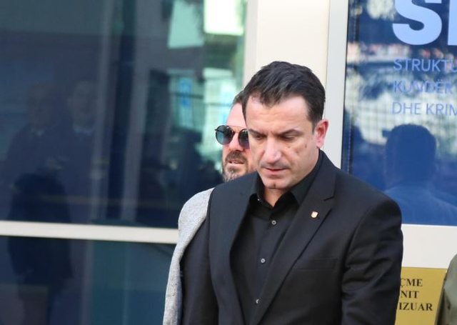 I dha celular Veliajt gjat&euml; shoq&euml;rimit n&euml; gjykat&euml;, lirohet