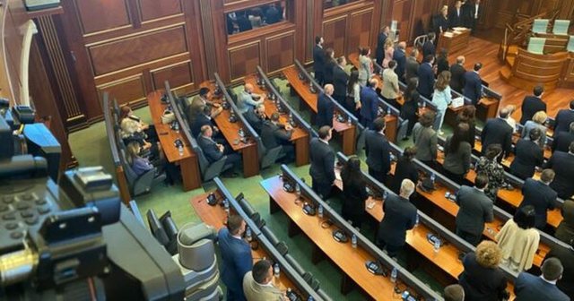 FOTOLAJM/ Kuvendi i Kosovës ngrihet në këmbë dhe mban