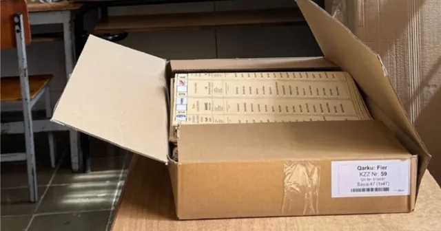 Skandal në Qendrën e Votimit në Fier, humbin 500 fletë