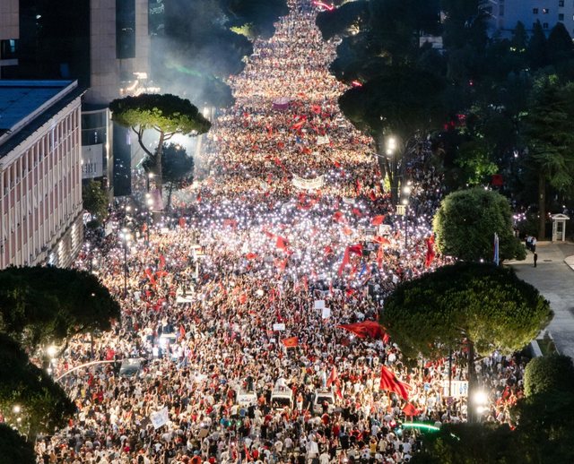 Revolta për largimin e Ramës, DW: Çfarë po e mban