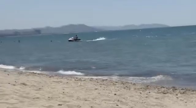 Durrës/ Jet ski sfidon rregullat e sigurisë, futet në zonën