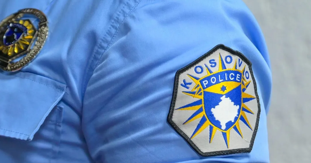Policia zbulon arsenal armësh dhe municioni në Zubin Potok, tri