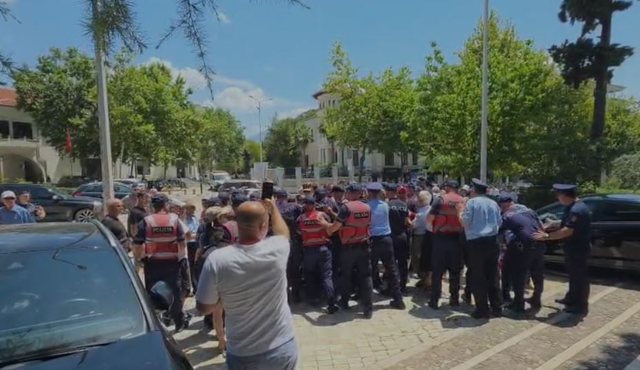 Makina e ministrit del nga Kuvendi, protestuesit e sulmojn&euml; me vez&euml;
