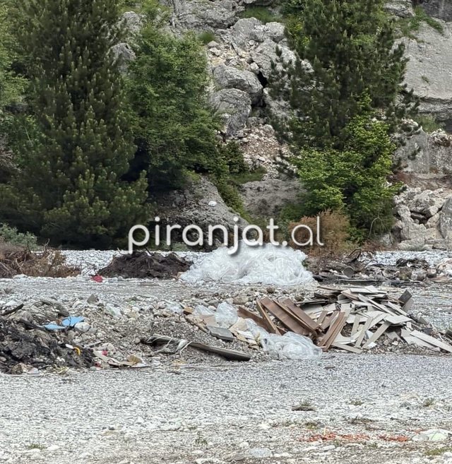 Ndotje n&euml; zem&euml;r t&euml; Alpeve/ Pamje skandaloze nga Valbona, grumbuj