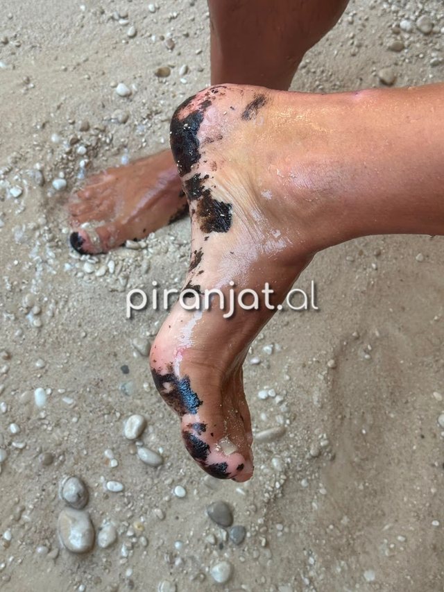 FOTO-LAJM/ Bregdeti i Dhërmiut i ndotur, turistët përballen me