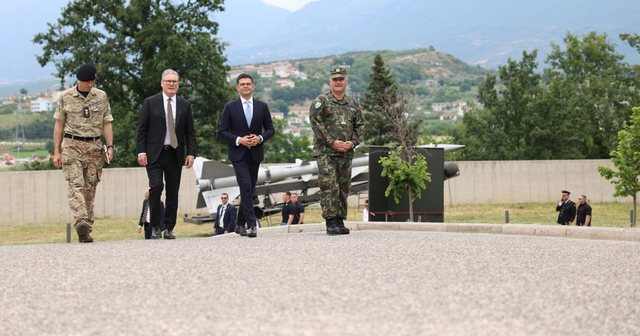 Kryeministri britanik viziton Qendrën e Inovacionit dhe Muzeun e FA/