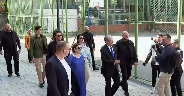 Kreu i PD-së Sali Berisha mbërrin në QV për të votuar